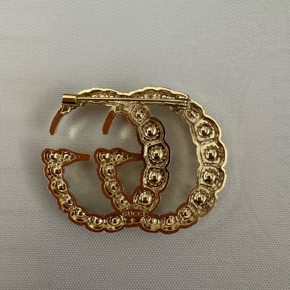 Brand new Gucci Elegant Gold and Pearl Brooch Aprox 1.5”h 2” w with box - Picture 2 of 2